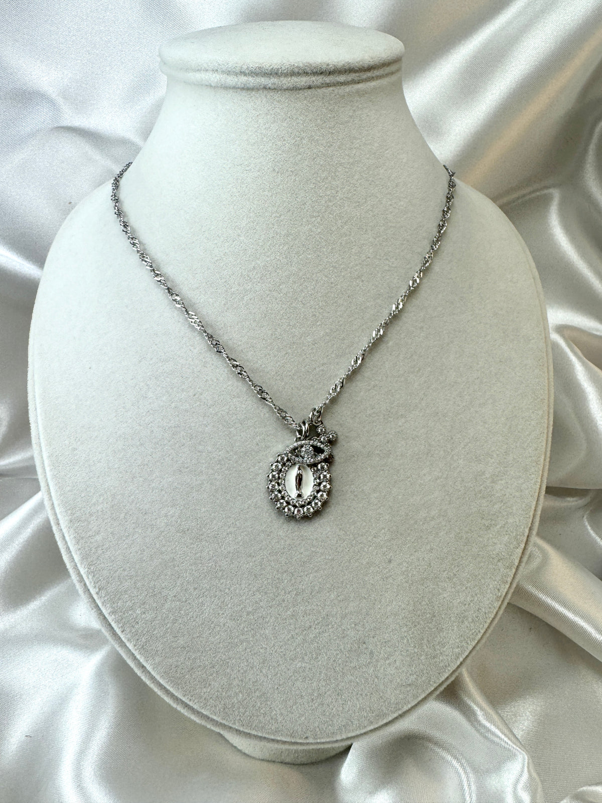 Collana con medaglia, occhio e croce