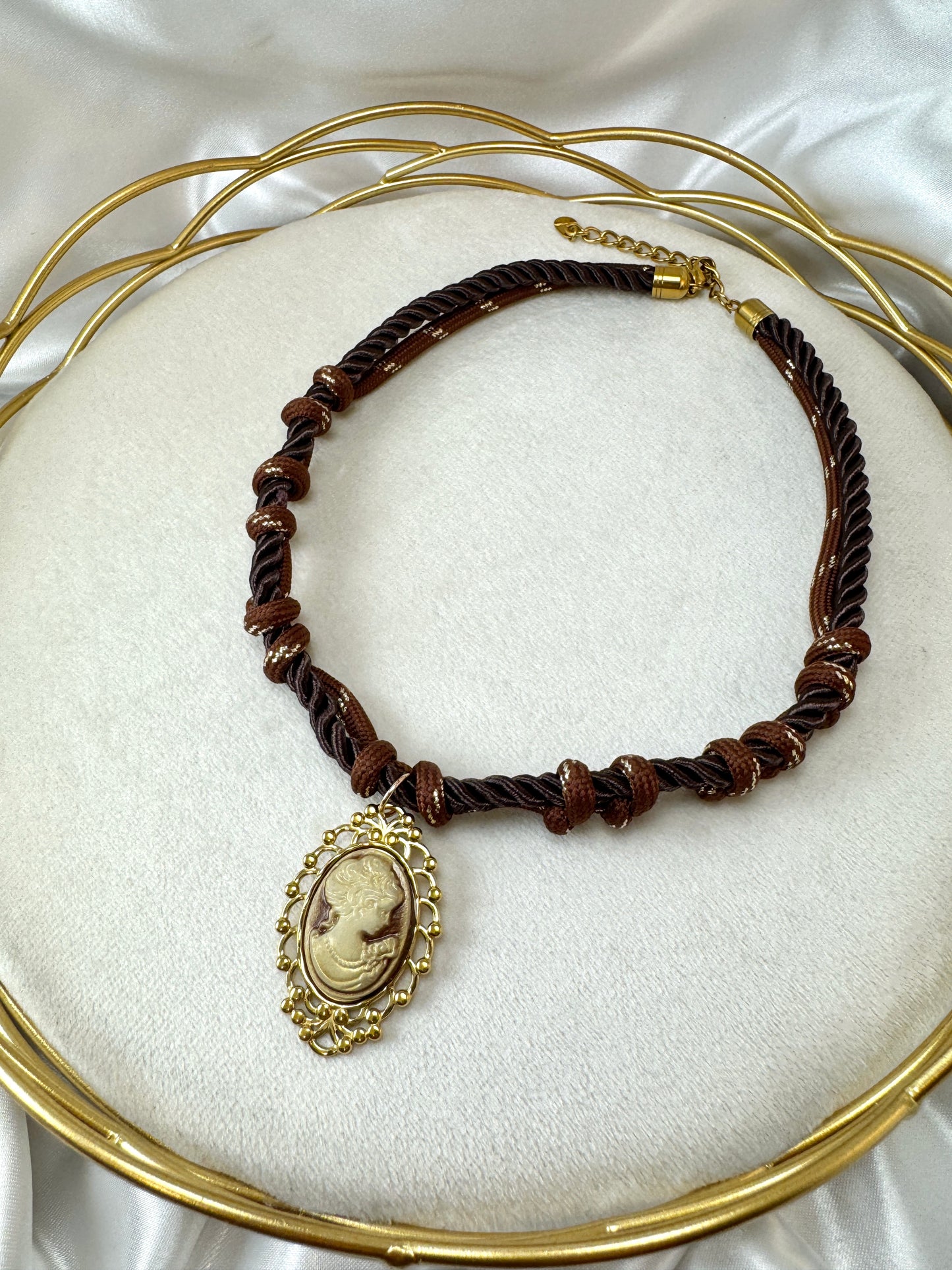 Collana in tessuto marrone con cammeo