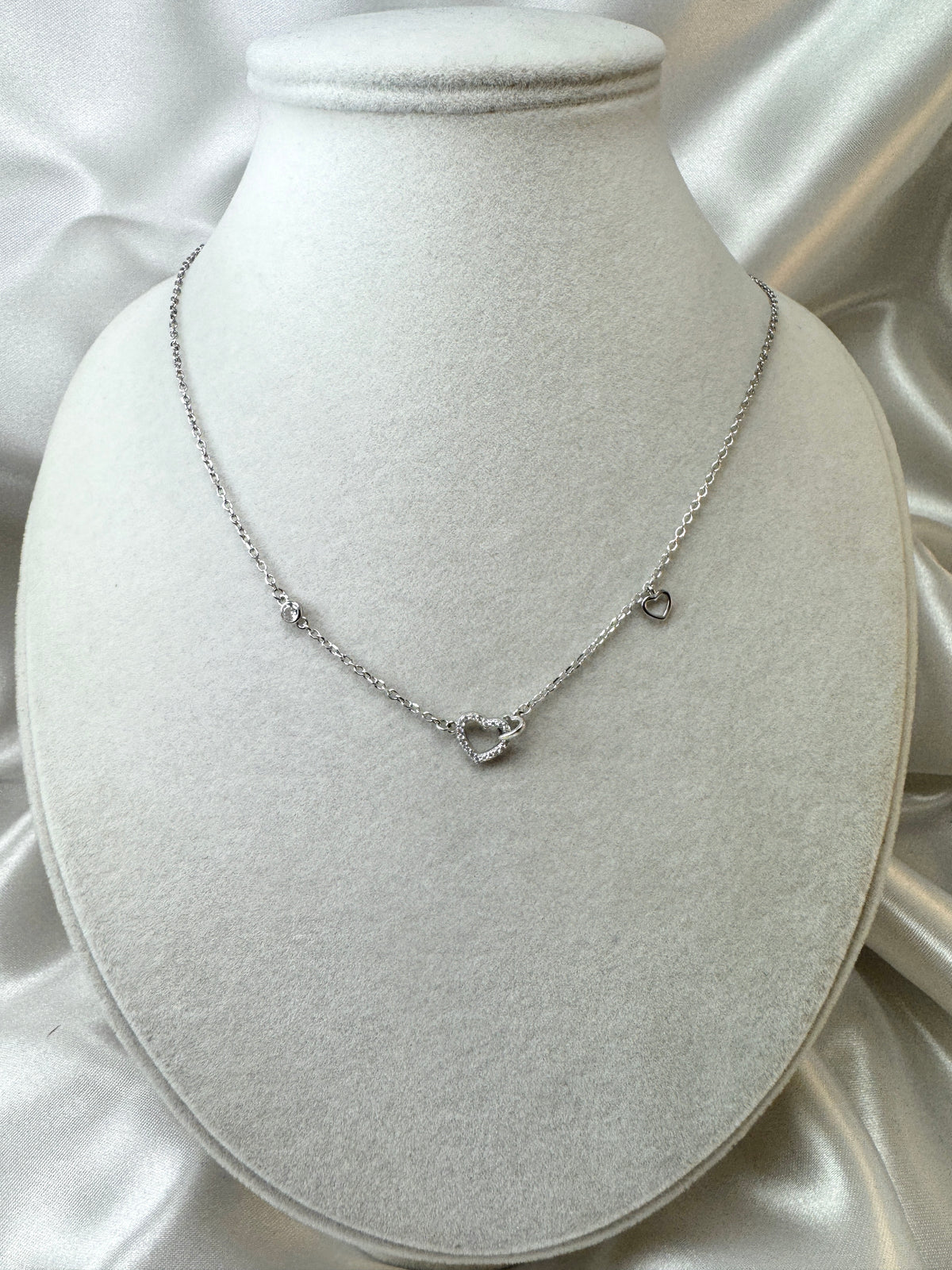 Collana con cuore di zirconi, punto luce e cuoricino pendente