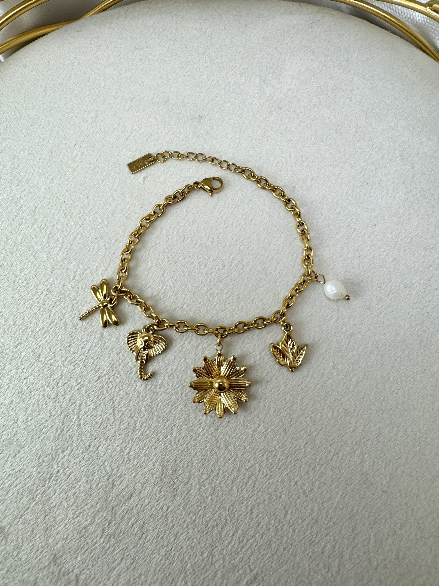 Bracciale con fiore, libellula, elefante e ciondoli