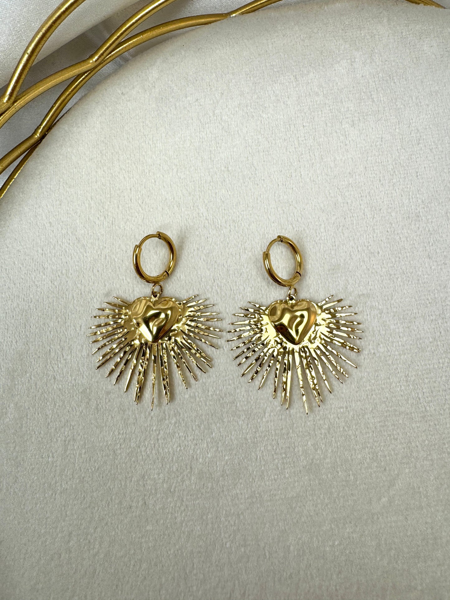 Orecchini a cerchietto con cuore sacro pendente