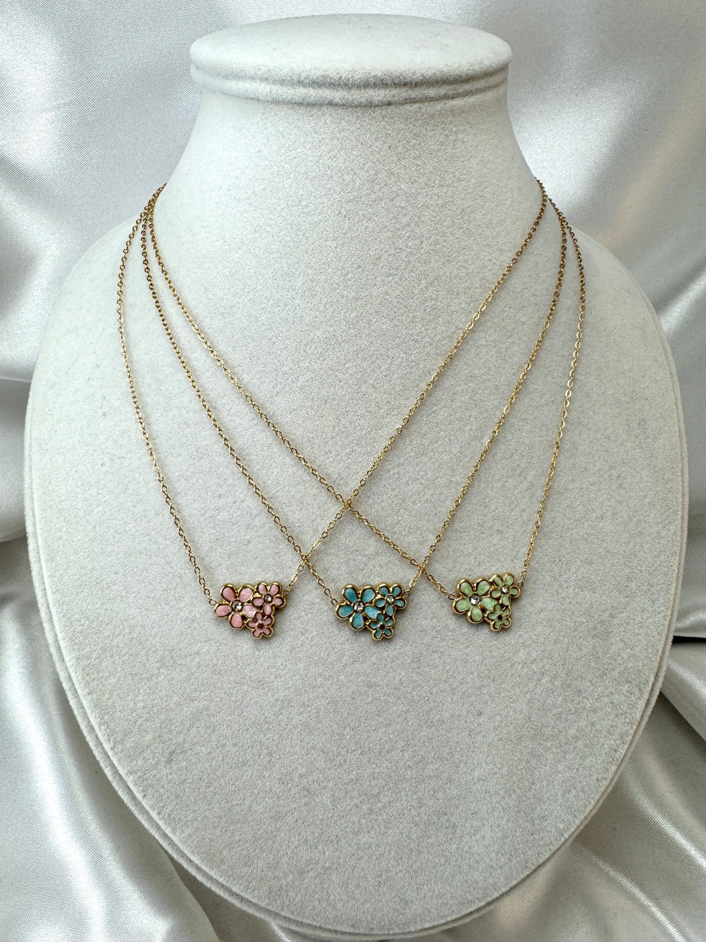 Collana con tre fiori smaltati