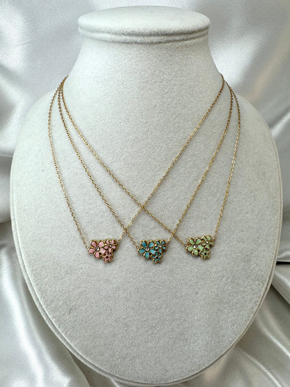 Collana con tre fiori smaltati