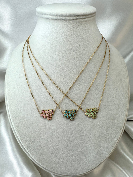 Collana con tre fiori smaltati