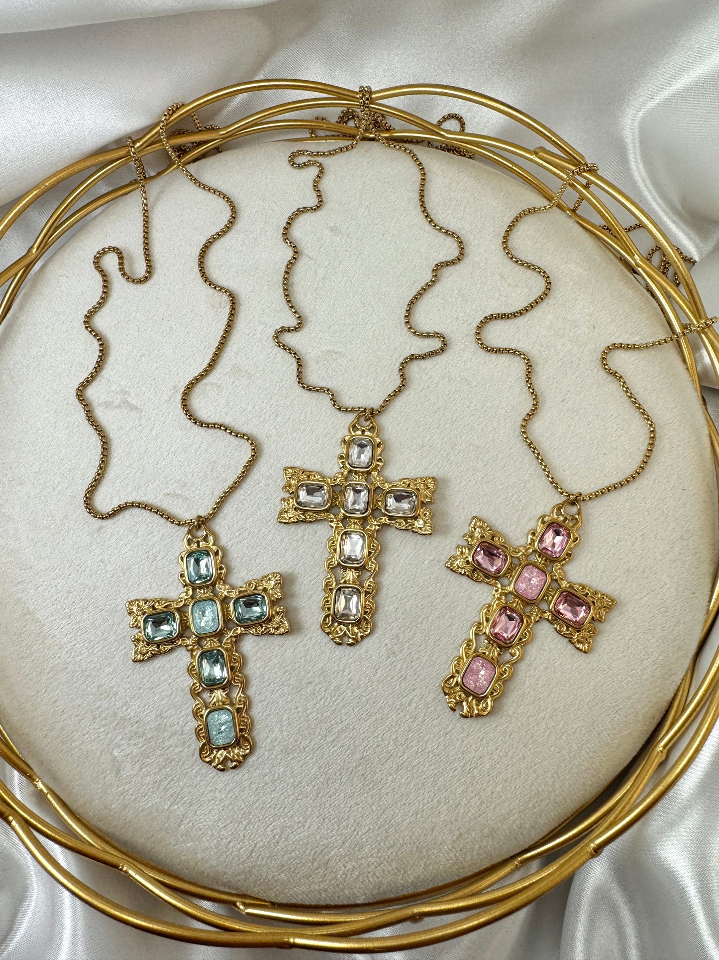Collana lunga con croce lavorata di strass