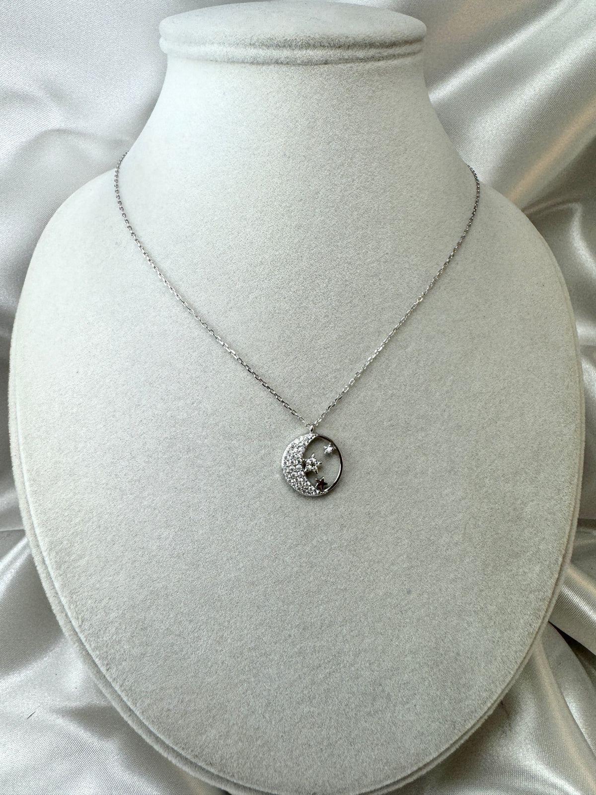 Collana con tondo, luna e stelle