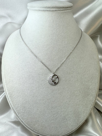 Collana con tondo, luna e stelle