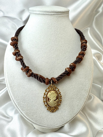 Collana in tessuto marrone con cammeo
