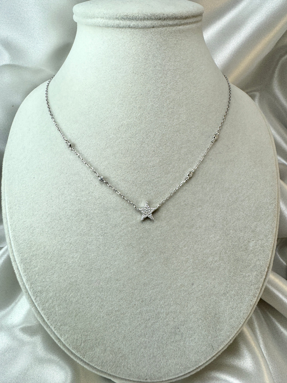 Collana con stella di zirconi e punti luce