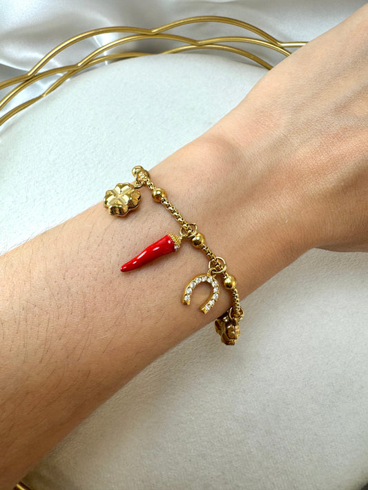 Bracciale con corno, ferro di cavallo, quadrifoglio e ciondoli