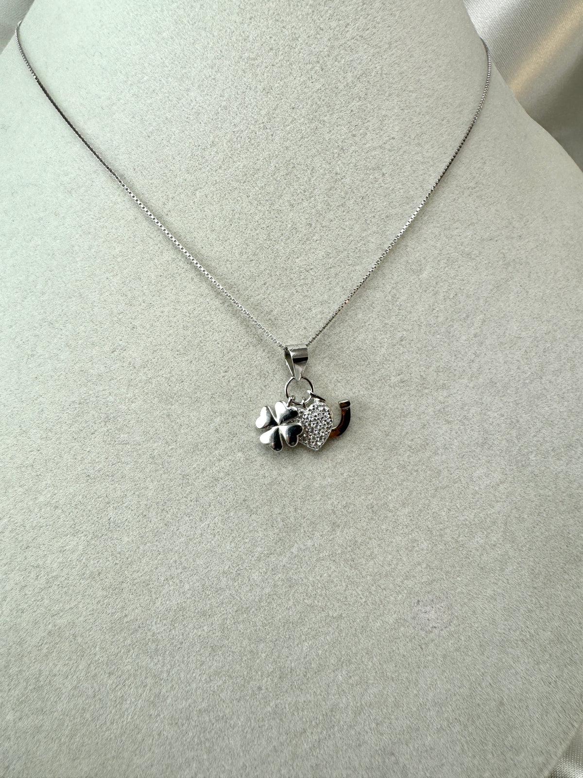 Collana portafortuna con quadrifoglio, cuore e ferro di cavallo