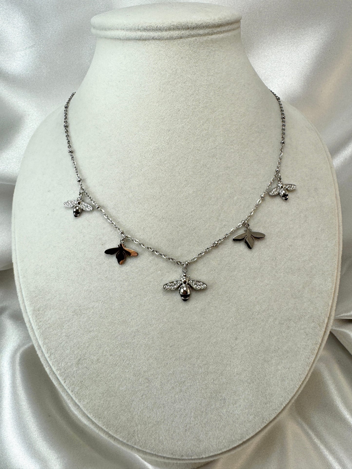 Collana con api