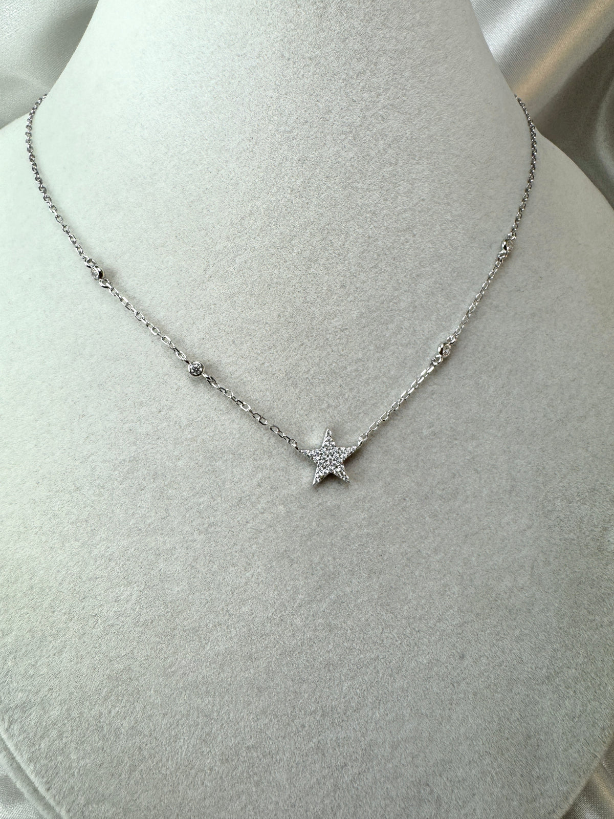 Collana con stella di zirconi e punti luce