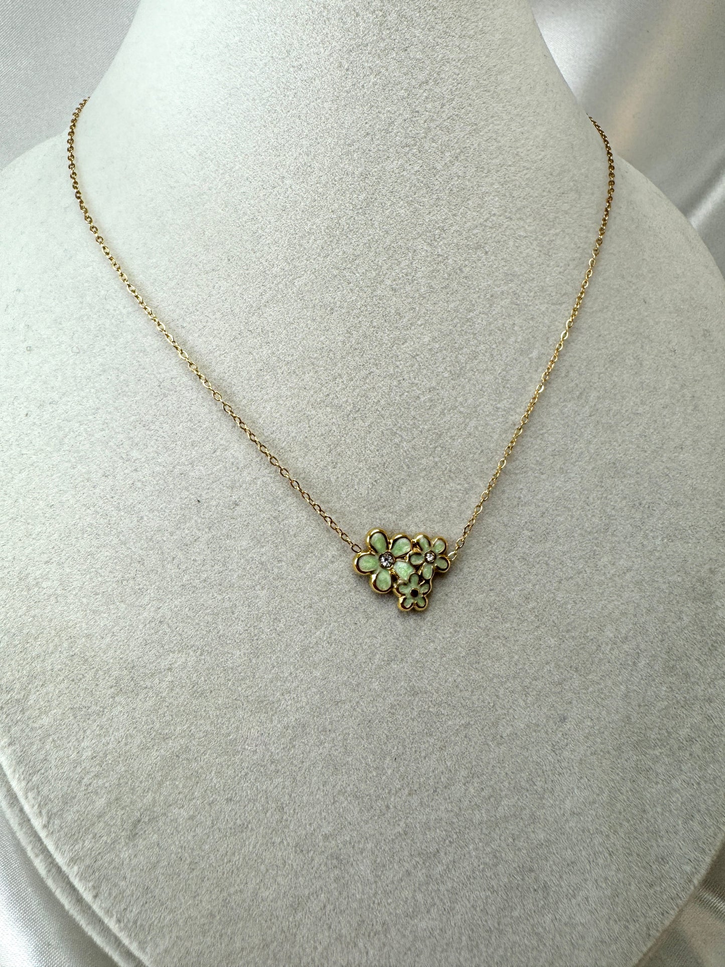 Collana con tre fiori smaltati