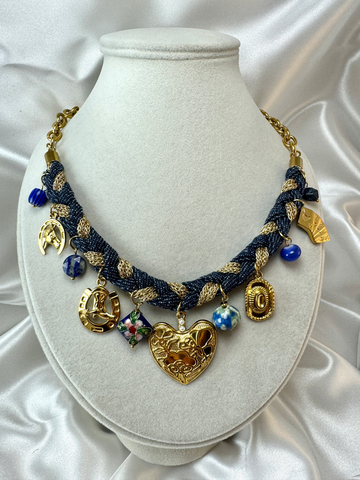 Collana con tessuto jeans e ciondoli
