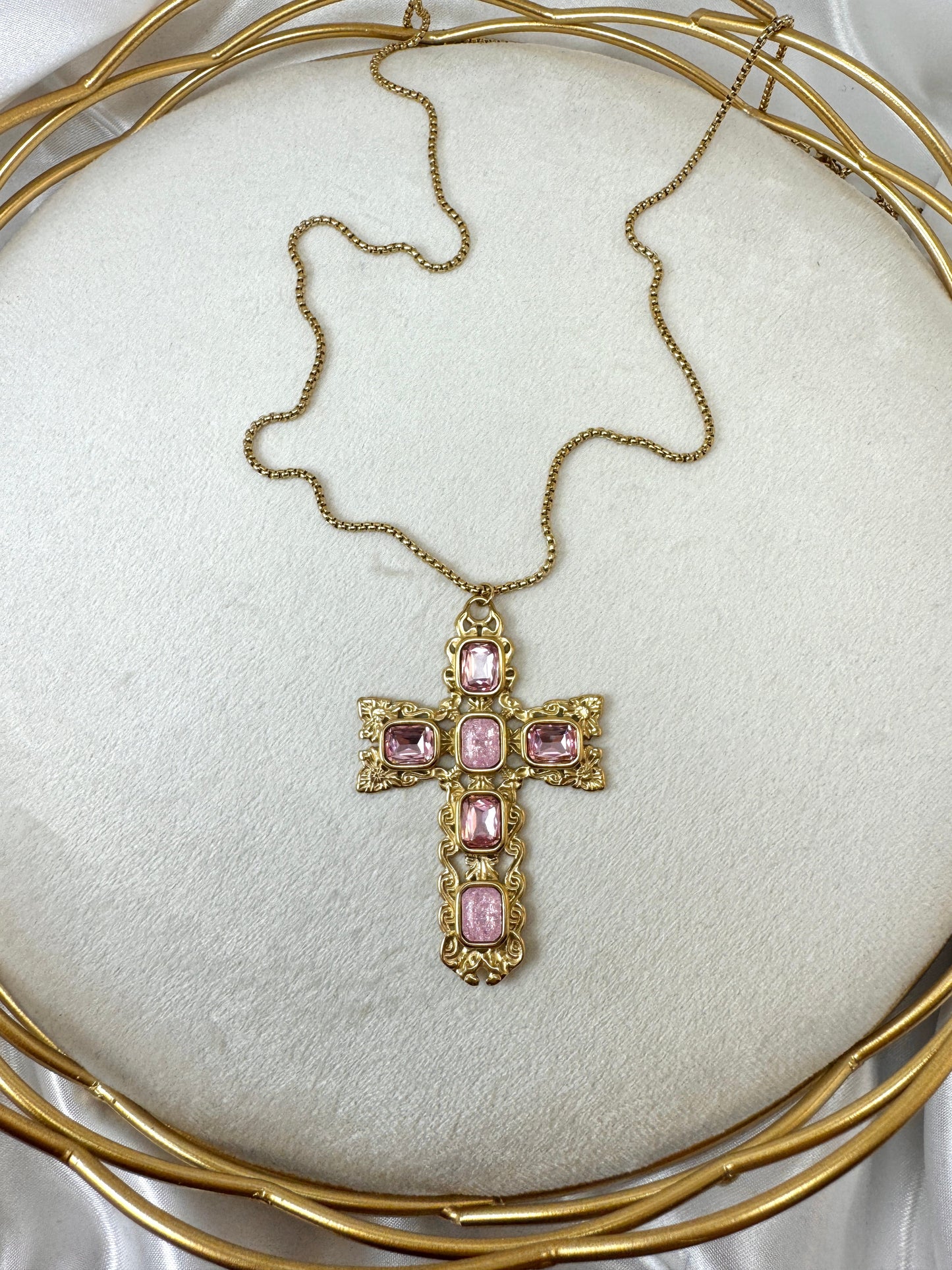 Collana lunga con croce lavorata di strass