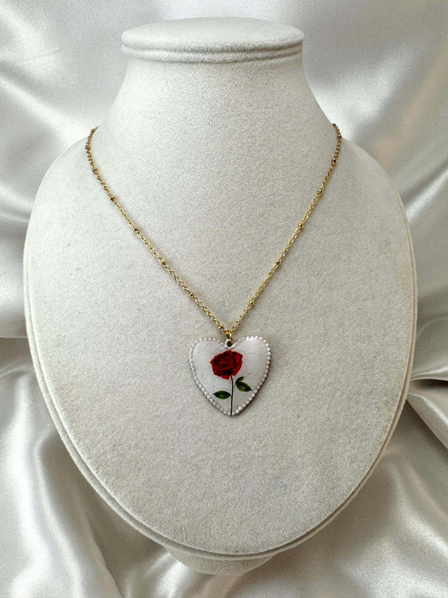 Collana cabochon con cuore e rosa rossa
