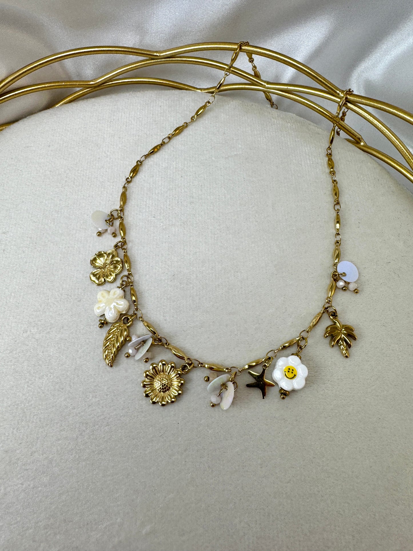 Collana con inserti bianchi e ciondoli