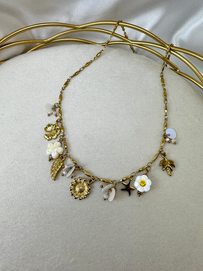 Collana con inserti bianchi e ciondoli