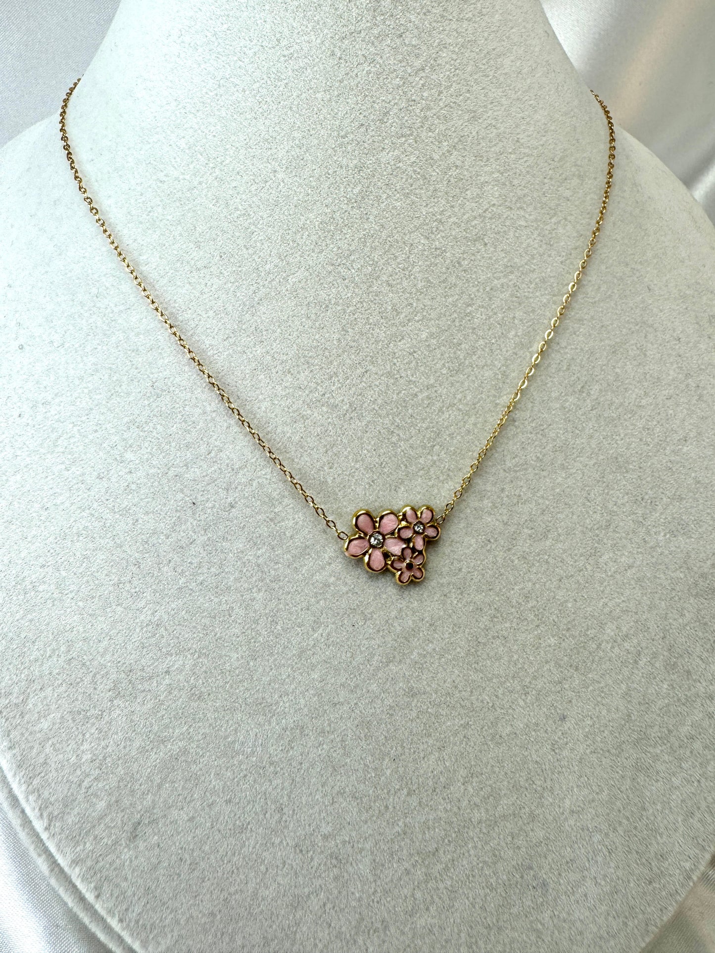 Collana con tre fiori smaltati