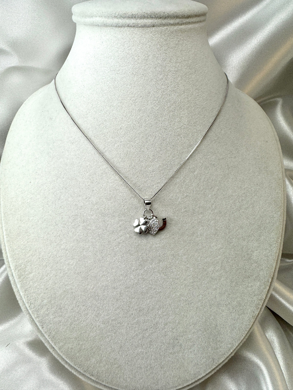 Collana portafortuna con quadrifoglio, cuore e ferro di cavallo
