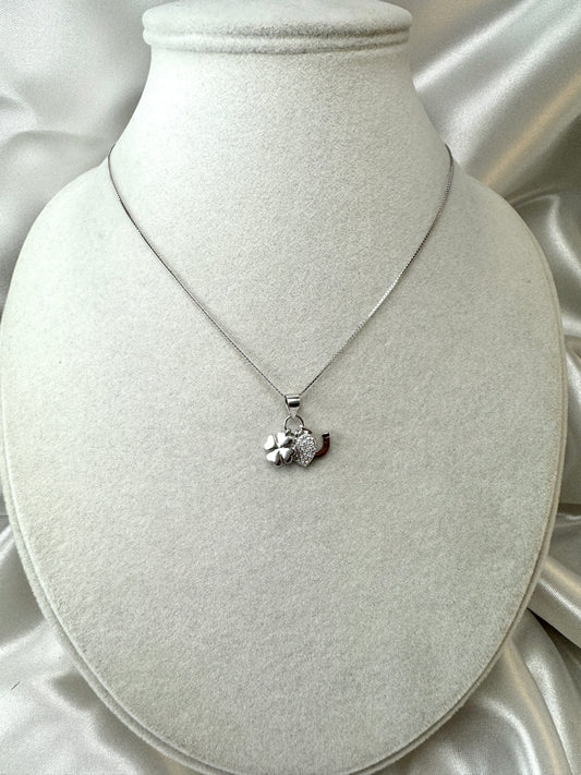 Collana portafortuna con quadrifoglio, cuore e ferro di cavallo