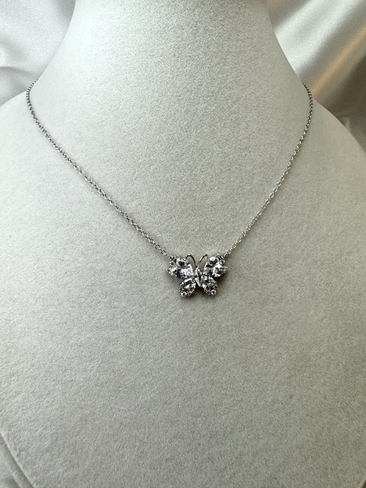 Collana con farfalla grande di zirconi