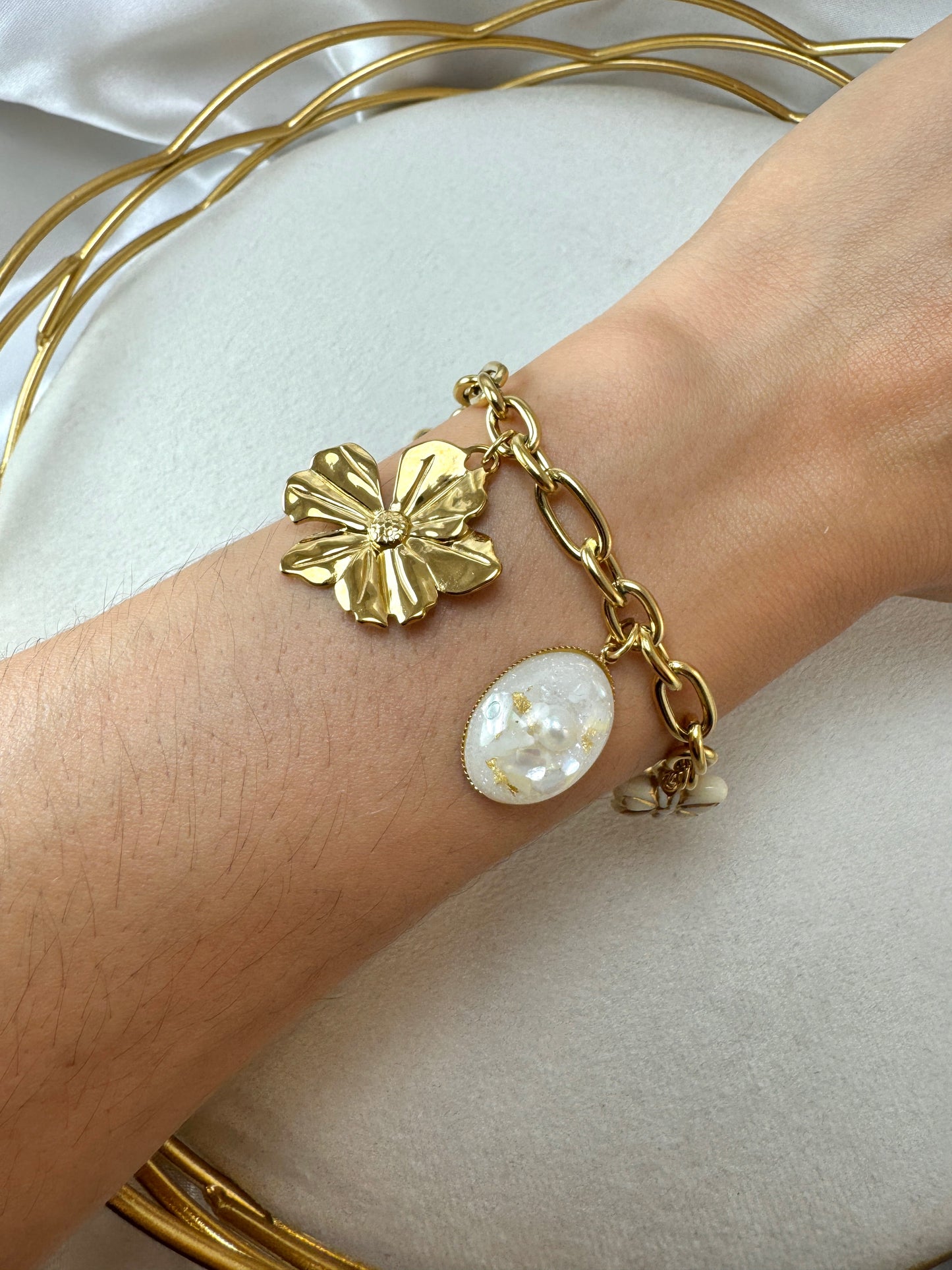 Bracciale con fiore, tulipano bianco e ciondoli