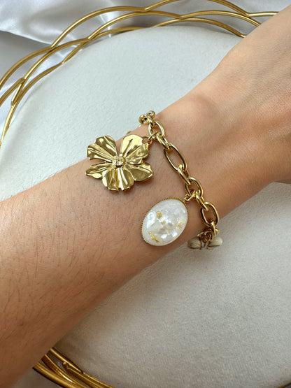 Bracciale con fiore, tulipano bianco e ciondoli