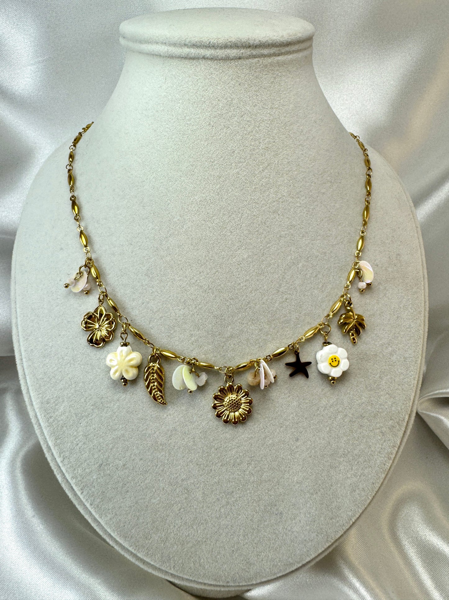 Collana con inserti bianchi e ciondoli