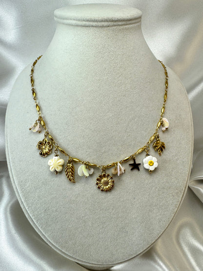 Collana con inserti bianchi e ciondoli