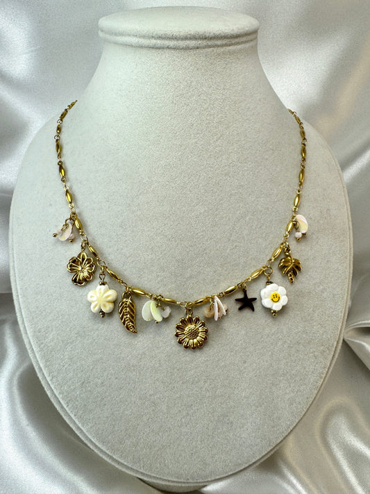 Collana con inserti bianchi e ciondoli