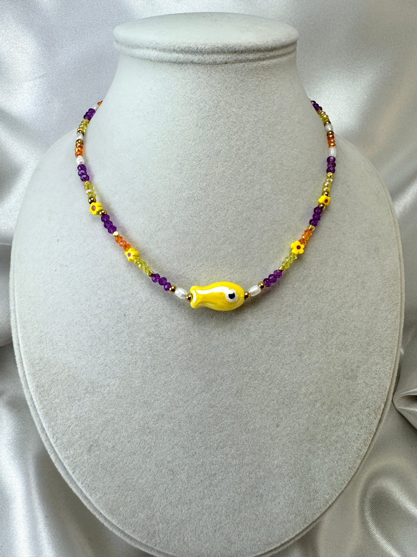 Collana con cristalli colorati e pesce giallo