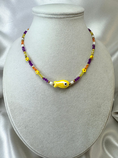 Collana con cristalli colorati e pesce giallo