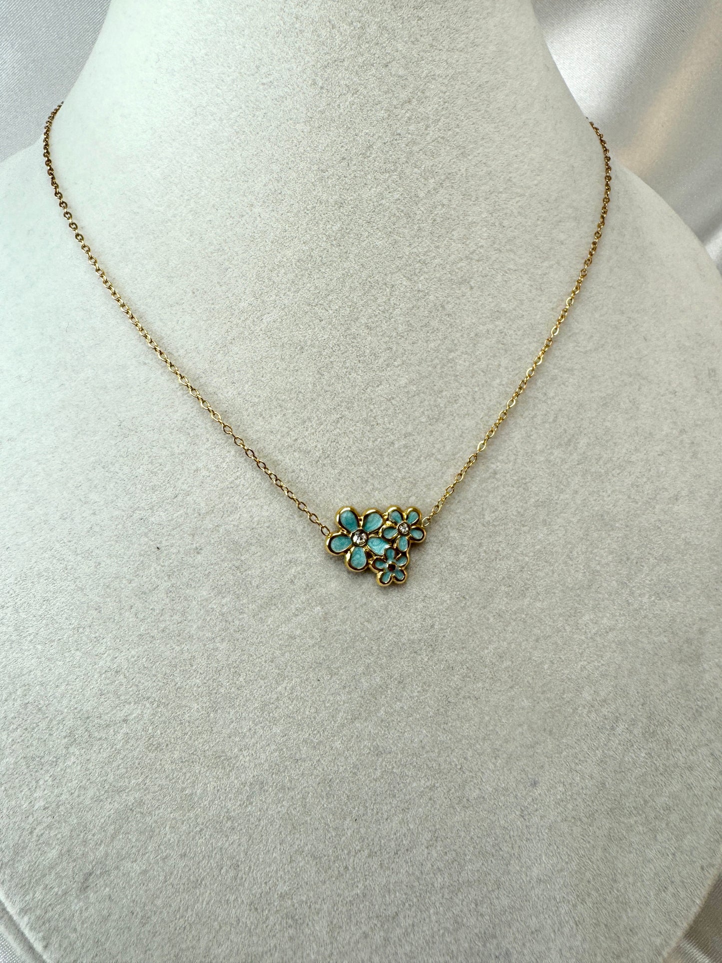 Collana con tre fiori smaltati