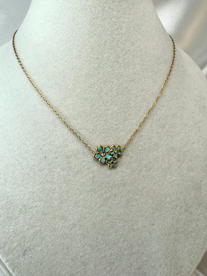 Collana con tre fiori smaltati