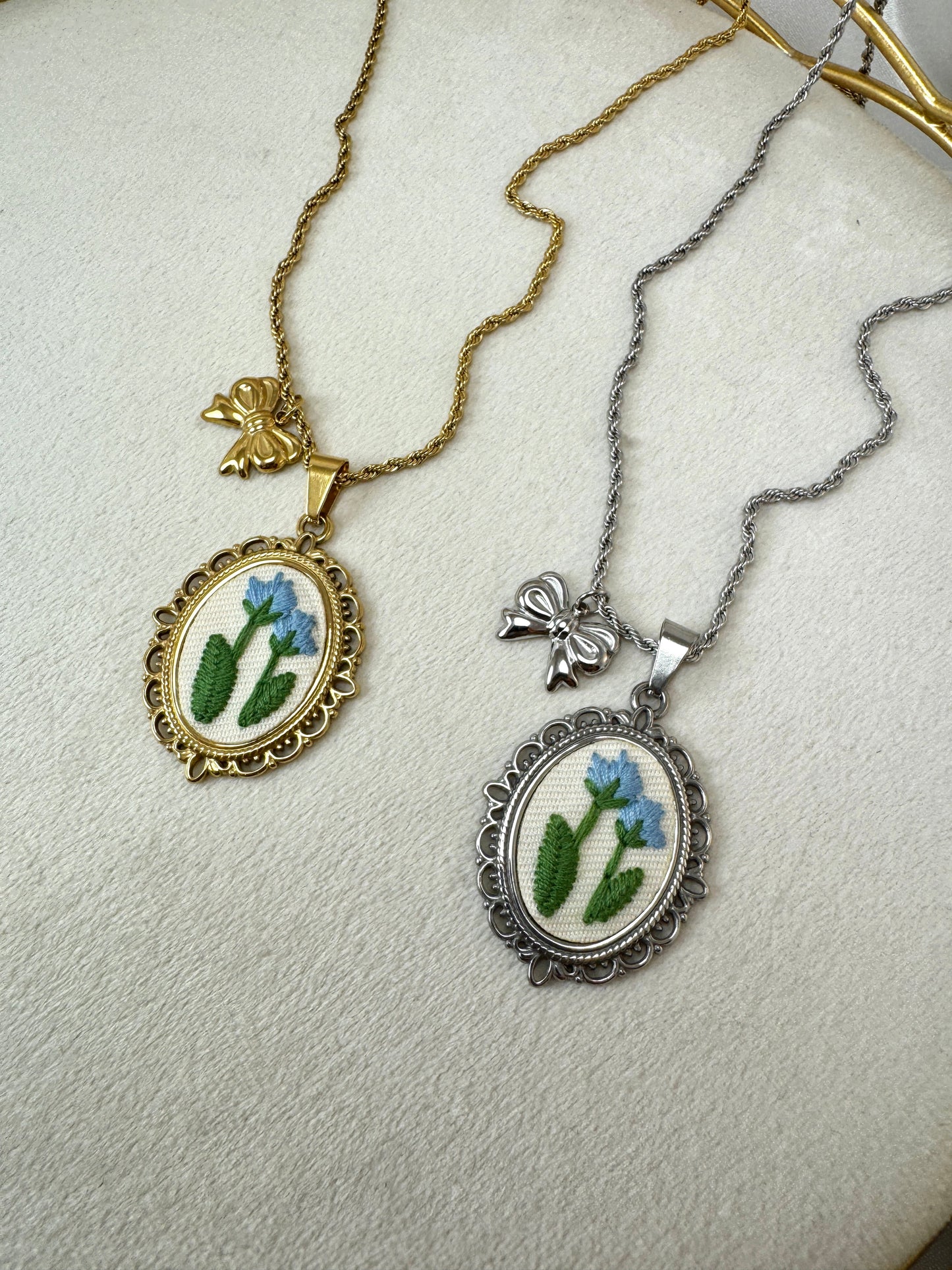 Collana cabochon con fiore ricamato azzurro