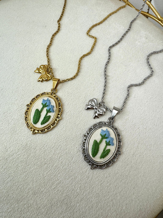 Collana cabochon con fiore ricamato azzurro