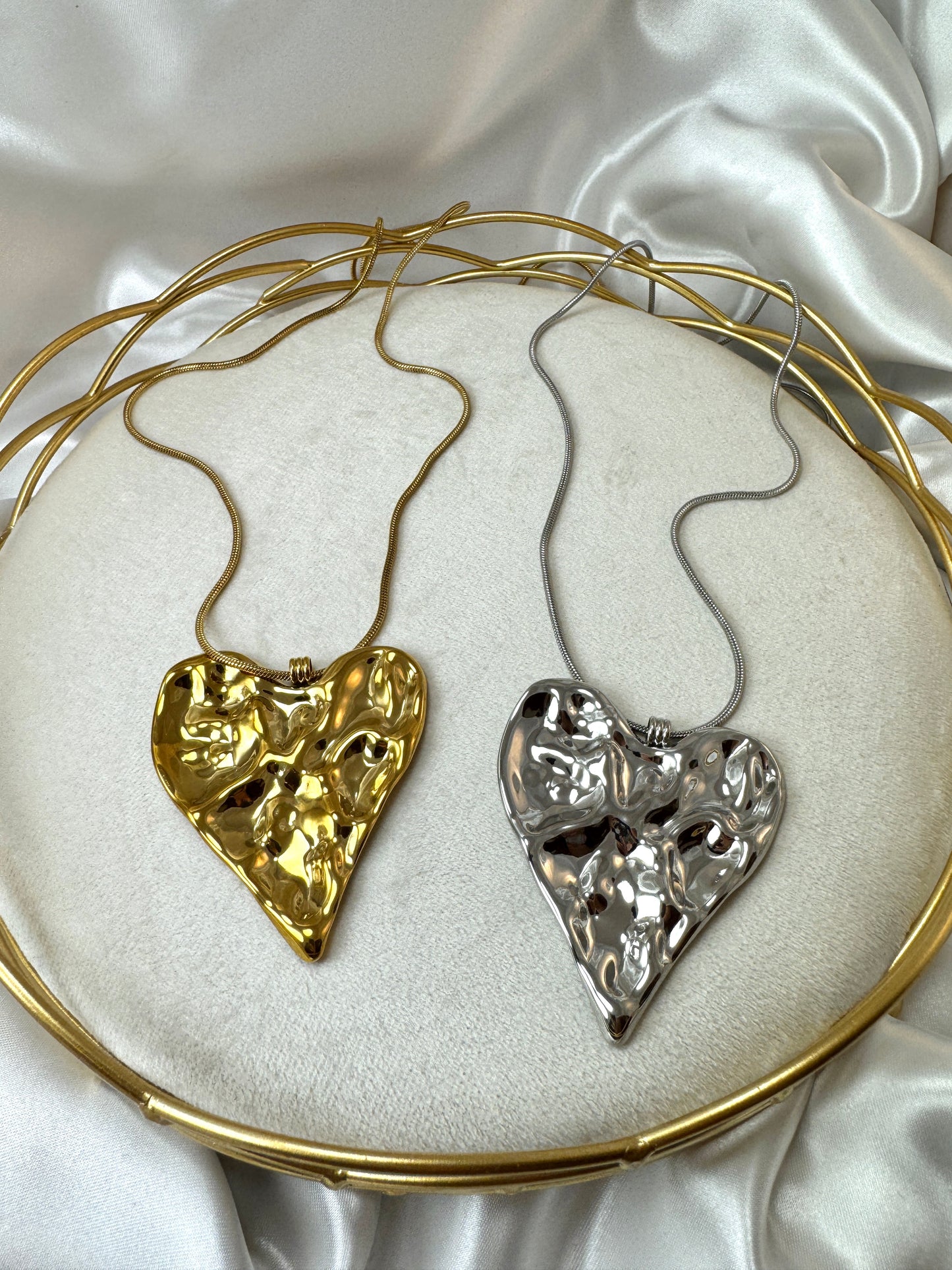 Collana lunga con cuore martellato