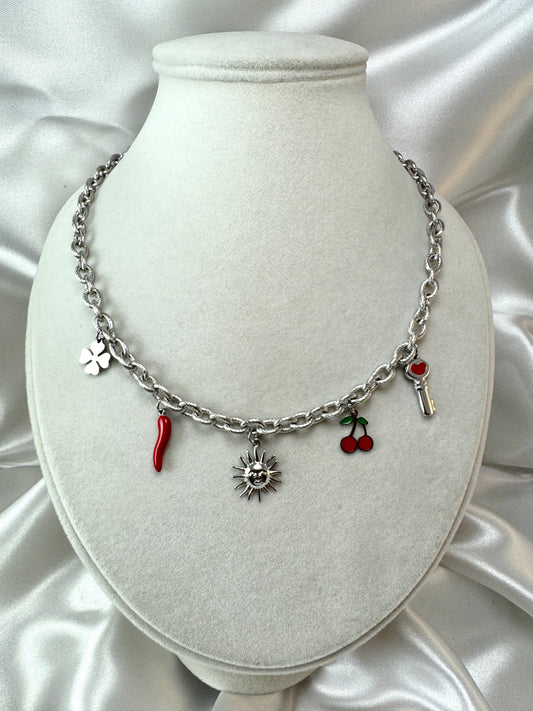 Collana con catena lavorata e ciondoli