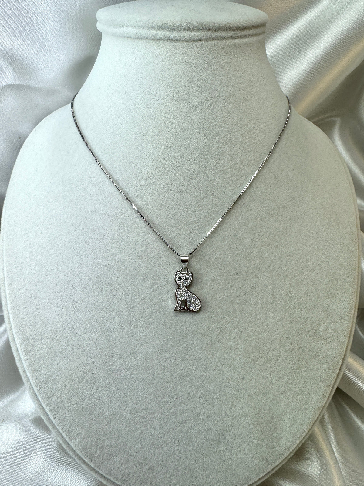 Collana con gatto di zirconi e occhi neri