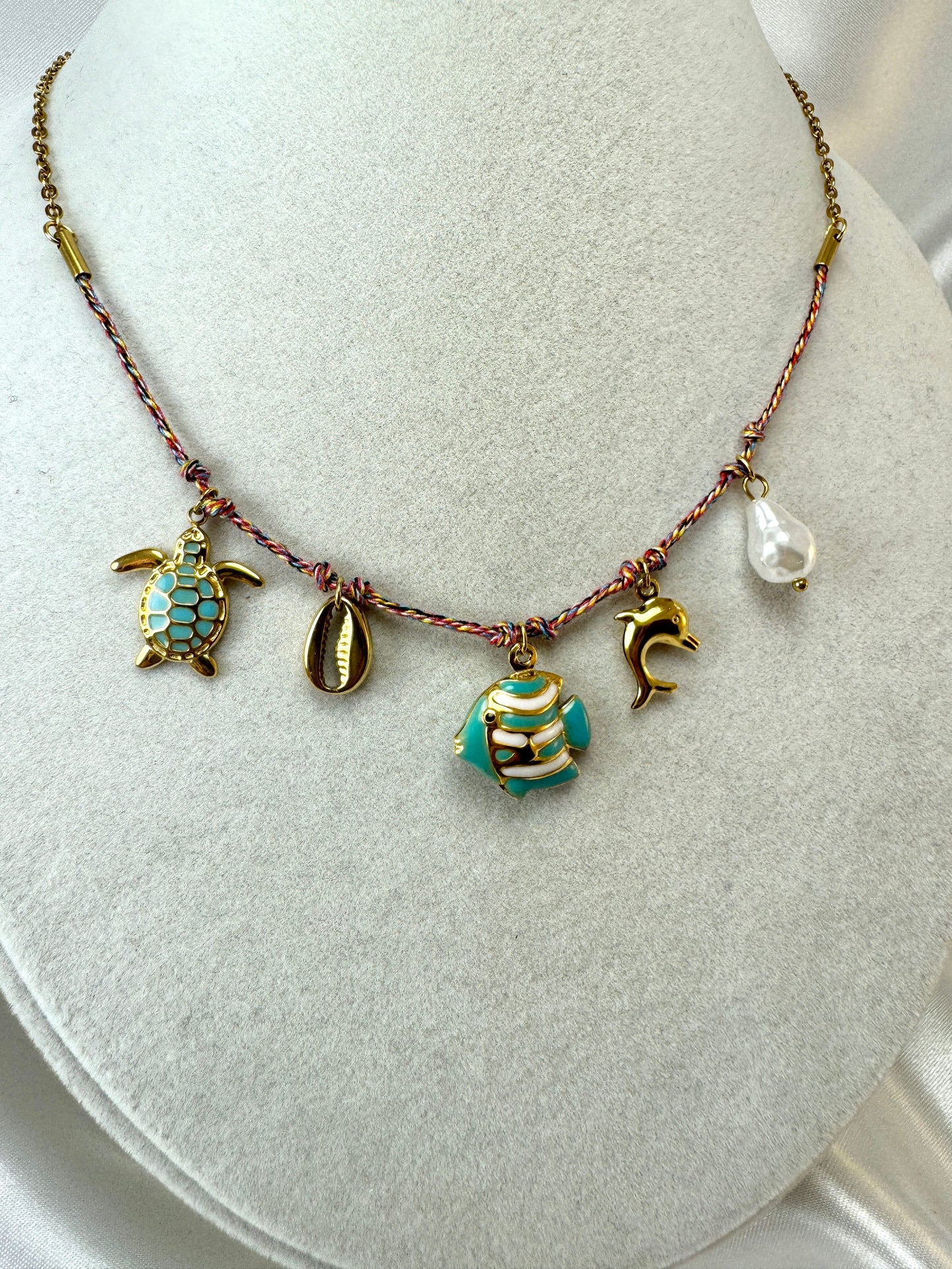 Collana con cordino colorato e ciondoli marini smaltati
