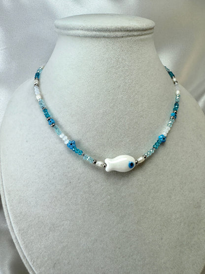 Collana con cristallini azzurri e pesce bianco