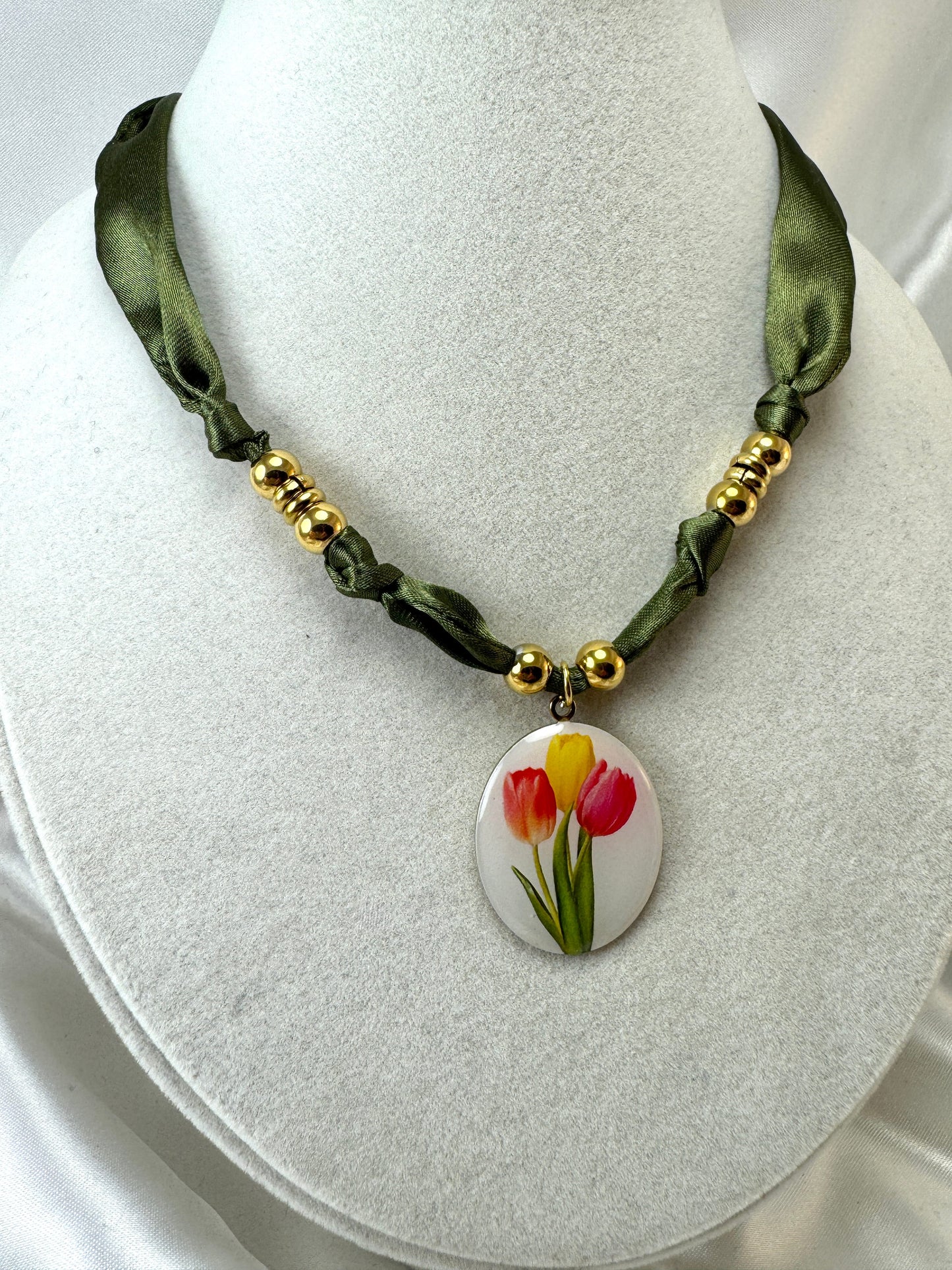 Collana tessuto verde con cabochon tulipani