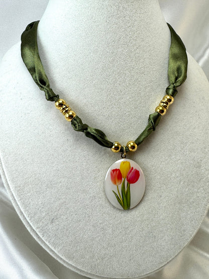 Collana tessuto verde con cabochon tulipani