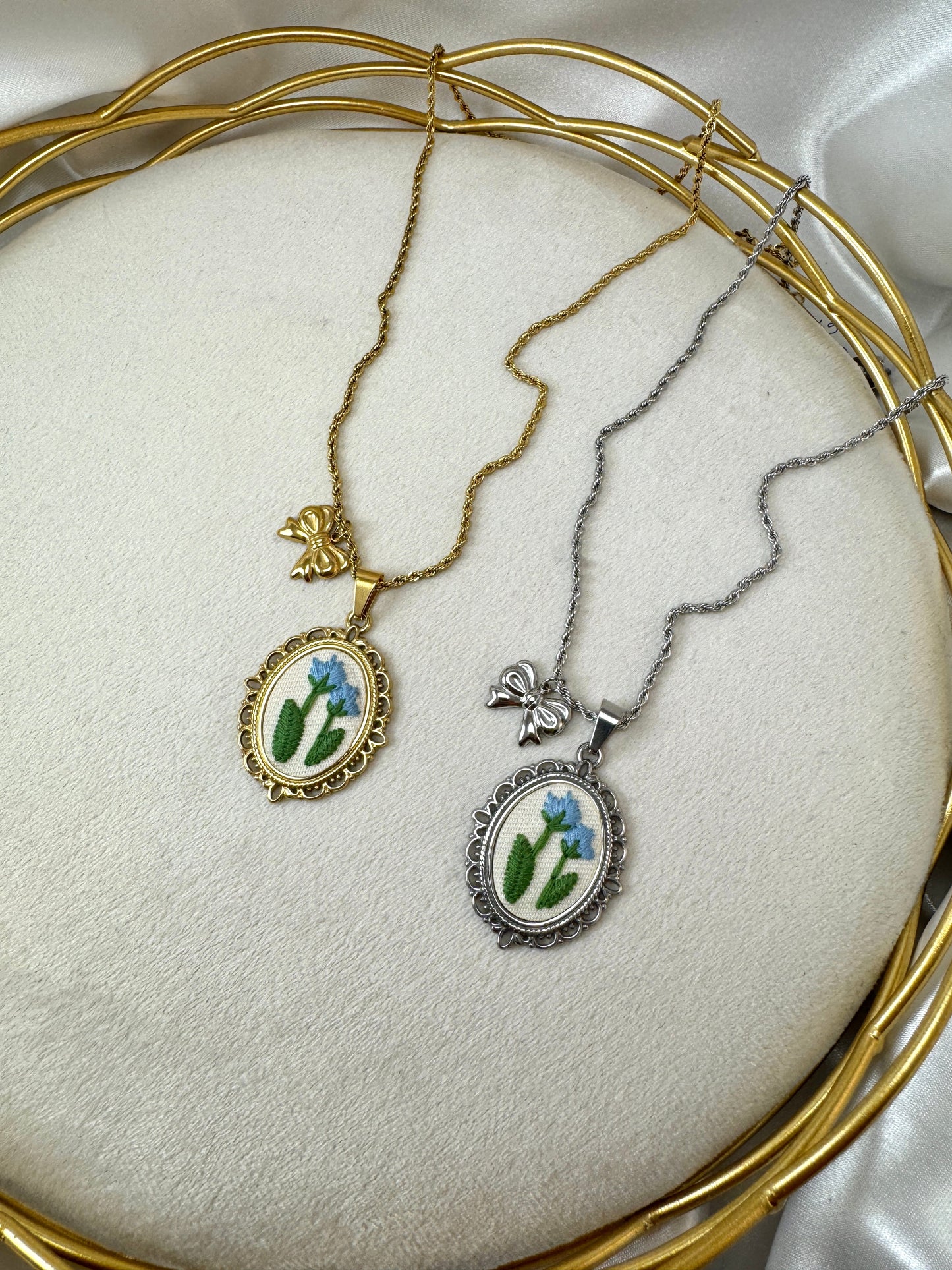 Collana cabochon con fiore ricamato azzurro