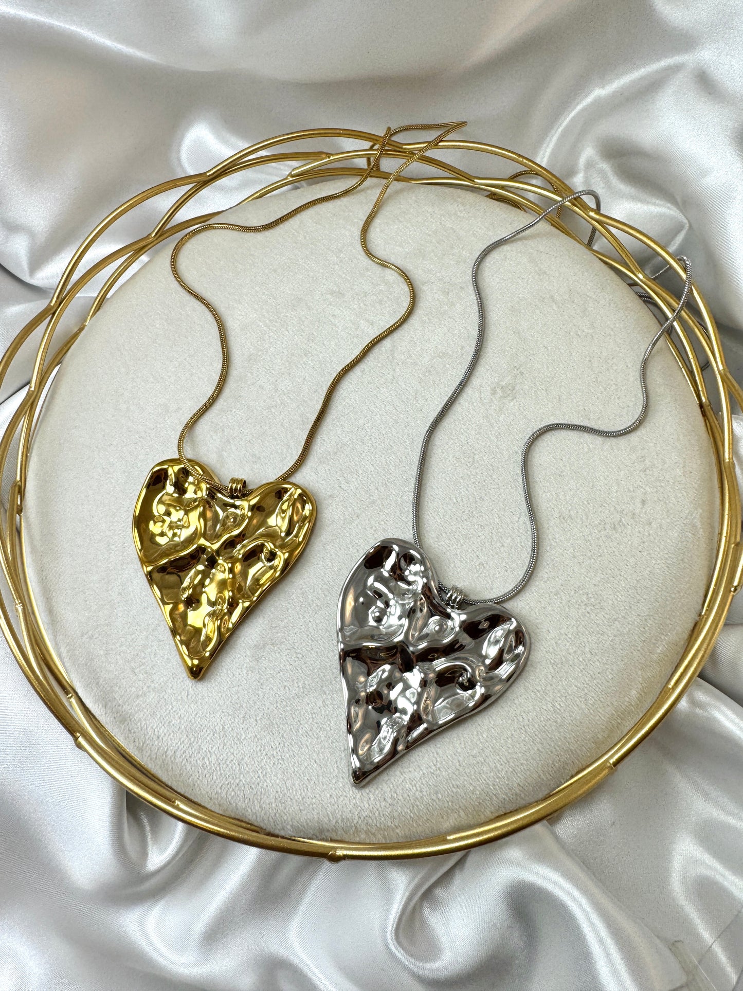 Collana lunga con cuore martellato