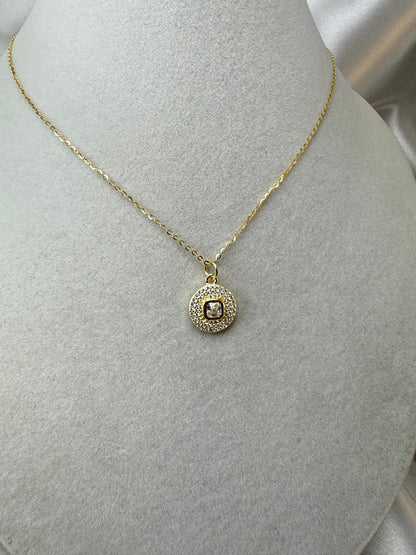 Collana dorata con ciondolo rotondo