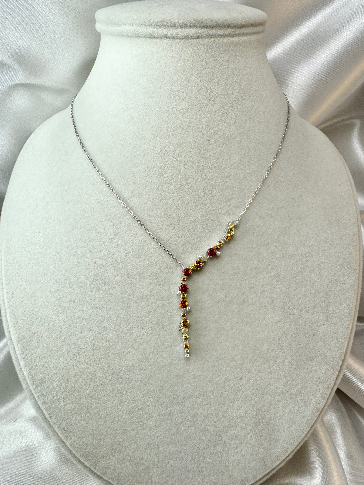 Collana con pendente di zirconi colorati