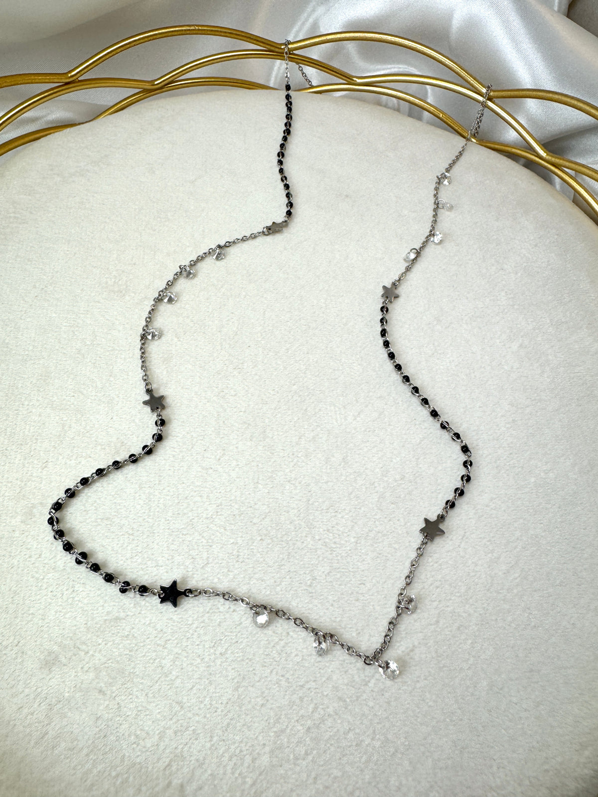 Collana lunga con smalto nero, stelle e cristalli